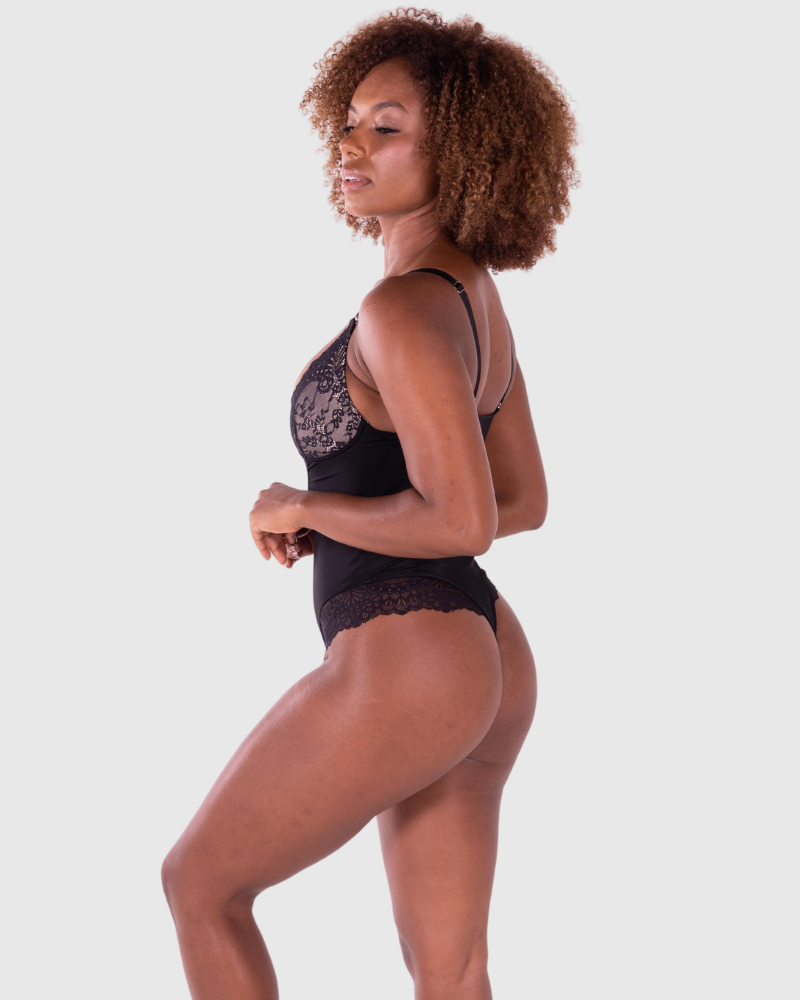 Body z głębokim dekoltem w kształcie litery V